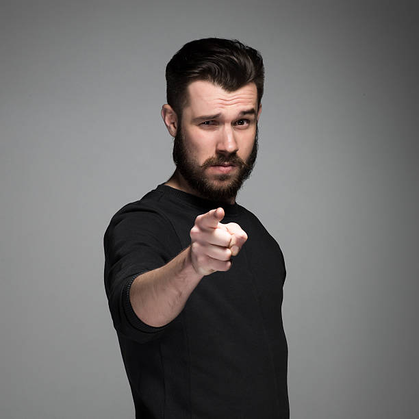 Hombre profesional señalando directamente al espectador - Te estamos buscando para unirte a nuestro equipo